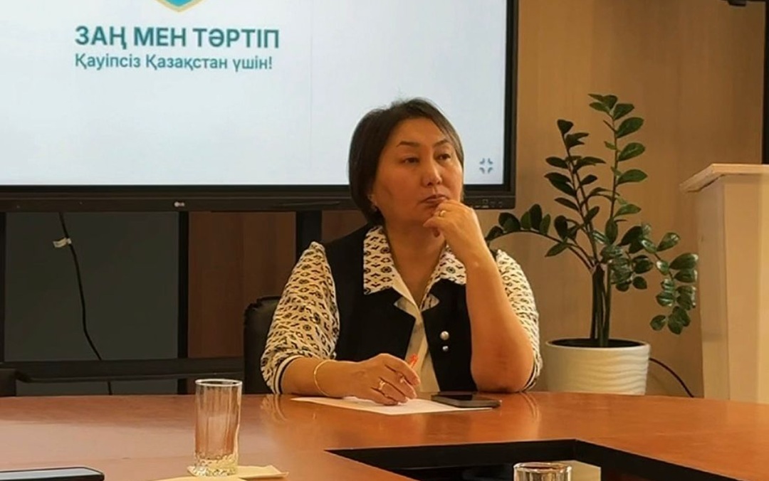 По инициативе дебатного клуба «Ақиқат» среди студентов 1 курса состоялись дебаты на тему «Закон и порядок»